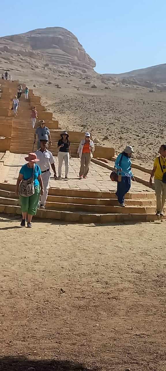وفد إنجليزى يزور منطقة آثار بنى حسن بالمنيا