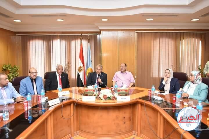 وزير العمل يختتم زيارته لأسيوط بافتتاح مكتب خدمات مطور
