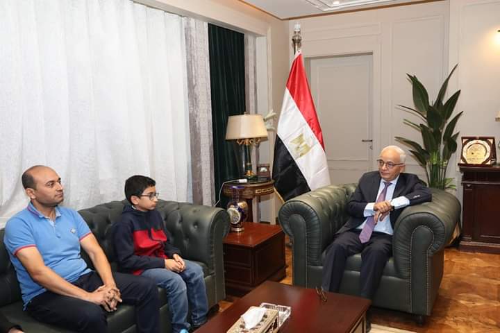 وزير التعليم يكرم الطالب النابغة يحيى عبد الناصر..قفز من الابتدائية للكلية 