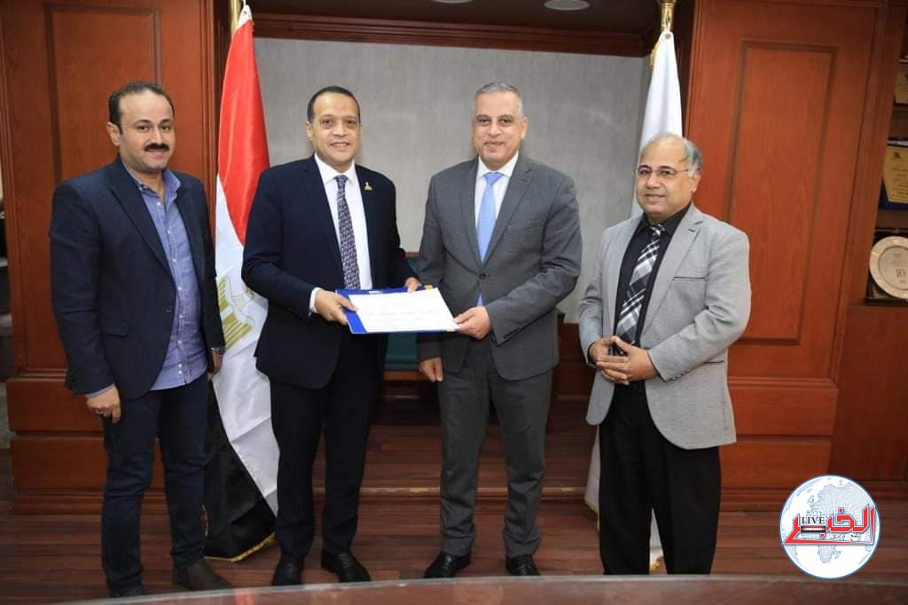 200 ألف جنيه من الغرفة التجارية بسوهاج لسداد مصروفات الطلاب غير القادرين 
