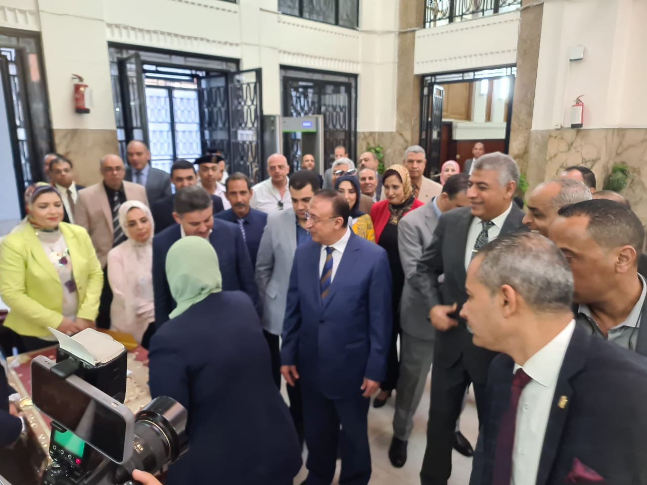 محافظ الإسكندرية يتفقد مركز خدمه العملاء بكهرباء وسط المدينة 