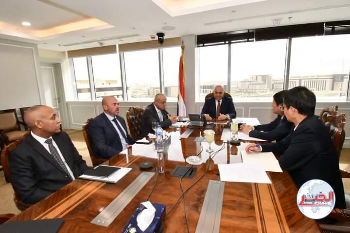 وزير الإسكان يلتقى المبعوث الخاص لشركة "cscec" الصينية