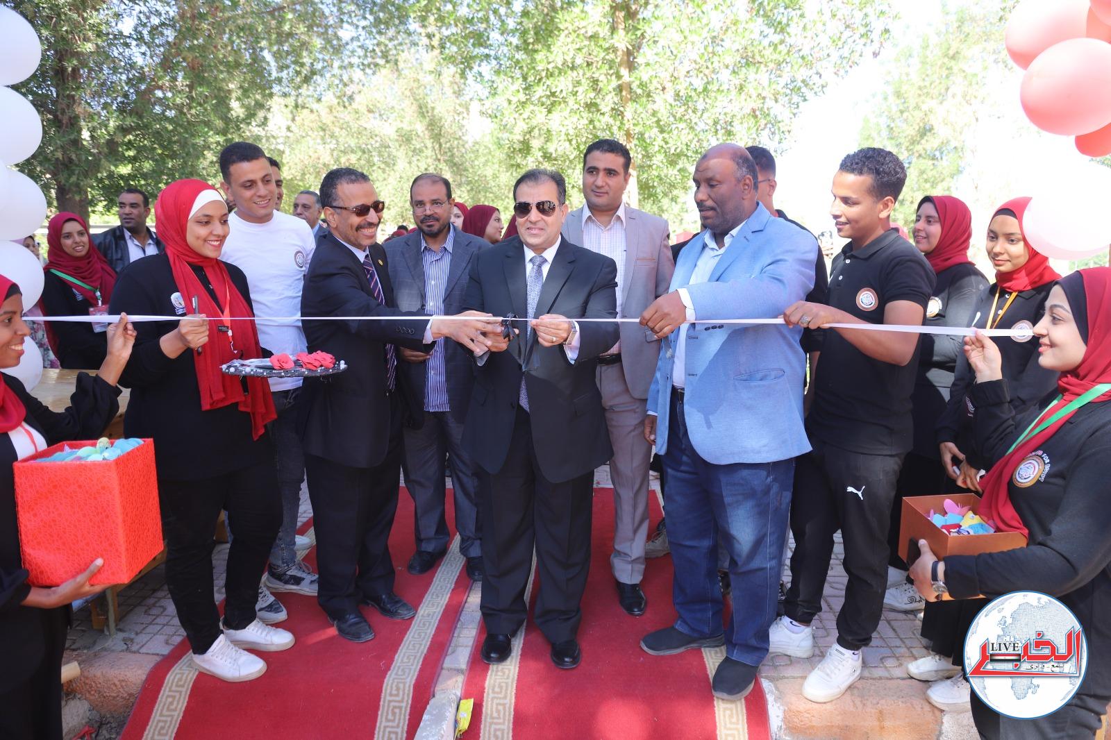 رئيس جامعة جنوب الوادى يفتتح معرض المشغولات الإبداعية بكلية التربية بقنا