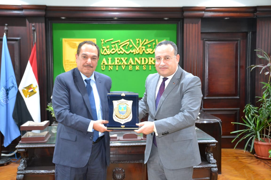رئيس جامعة الإسكندرية يبحث مع سفير الكويت تعزيز التعاون الأكاديمي الثقافى