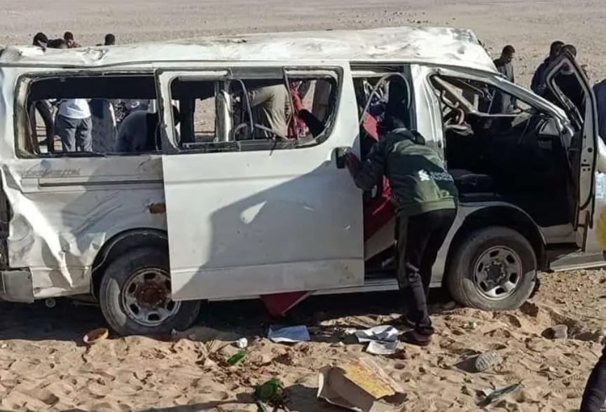 إصابة 13شخصاً .. فى انقلاب سيارة بالطريق الصحراوي