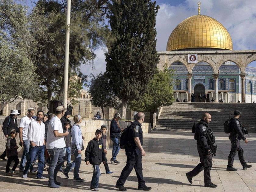 مستعمرون يقتحمون المسجد الأقصى .. بحماية شرطة الاحتلال