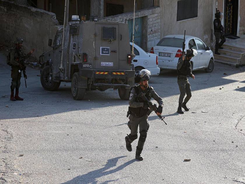 الاحتــ.لال الإســـ..رائيلي يدهم مدن الضفة .. ويعتقل فلسطينيين