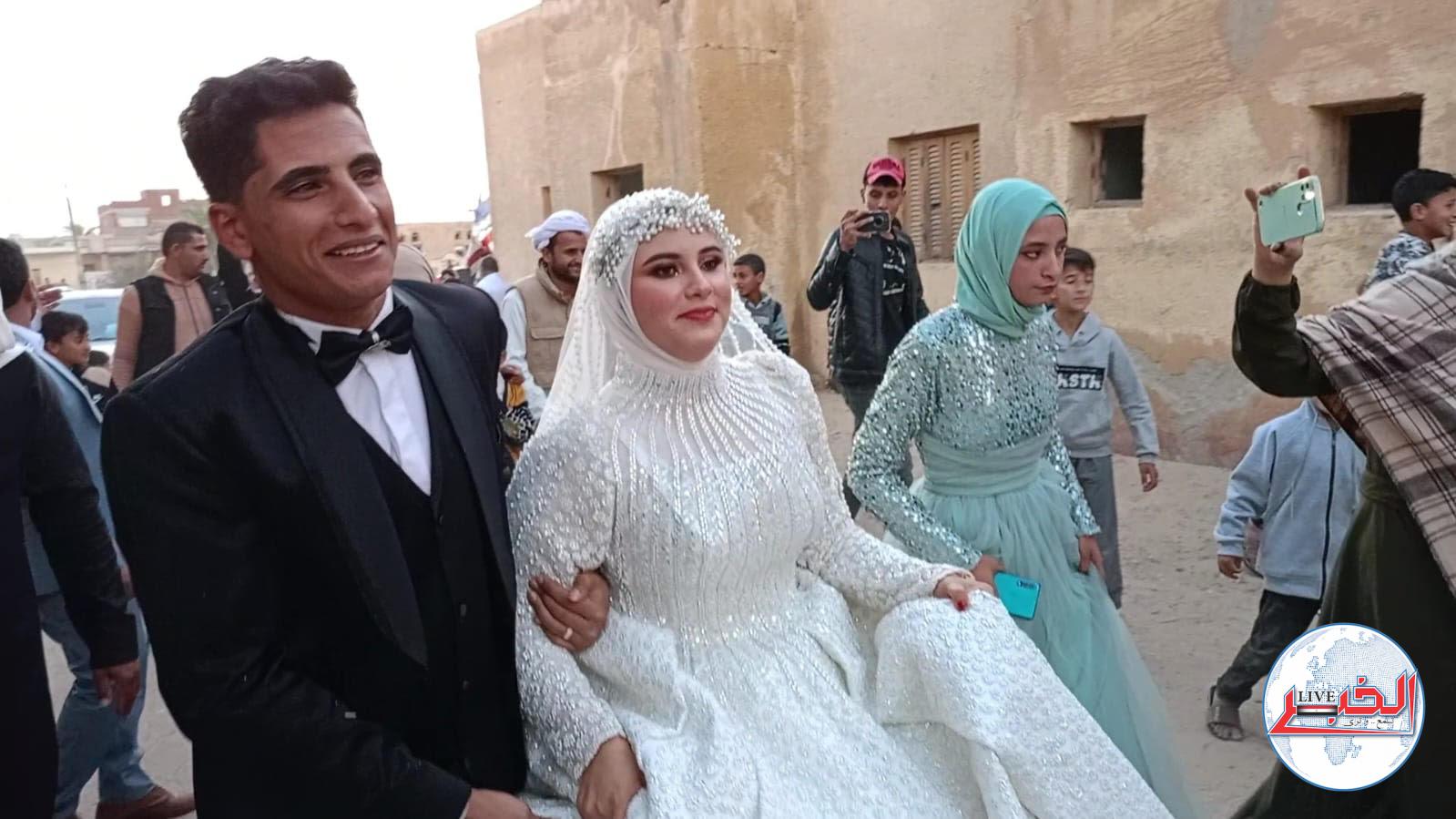 الانتخابات الرئاسية 2024.. عروسان يدليان بصوتيهما فى لجنة مدرسة الخربة بشمال سيناء
