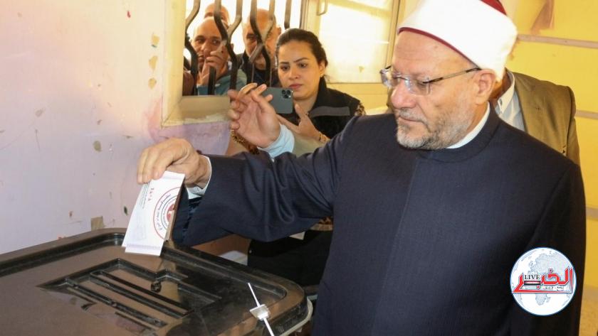 مفتي الجمهورية يدلي بصوته في الانتخابات الرئاسية 2024.. صور