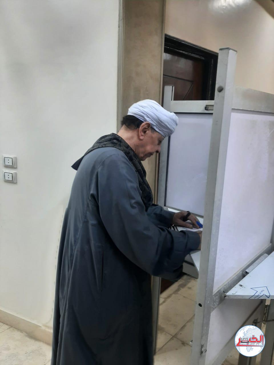 الانتخابات الرئاسية 2024.. الشيخ ياسين التهامى يدلى بصوته فى لجنته بأسيوط