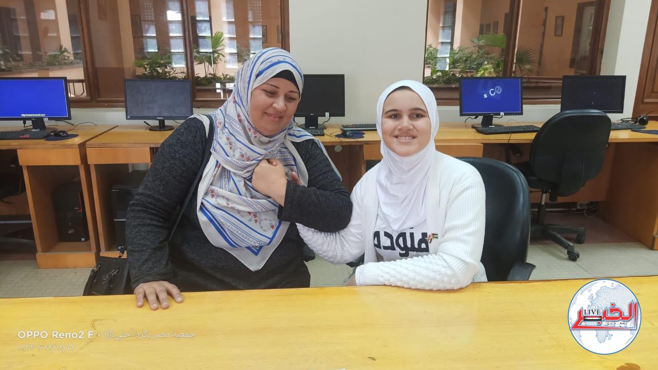 هند موهبة استثنائية .. تتحدى العناء بالرضا و«الغناء»