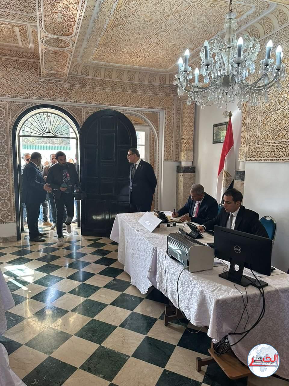 المصريون بالجزائر يتوافدون للتصويت فى الانتخابات الرئاسية