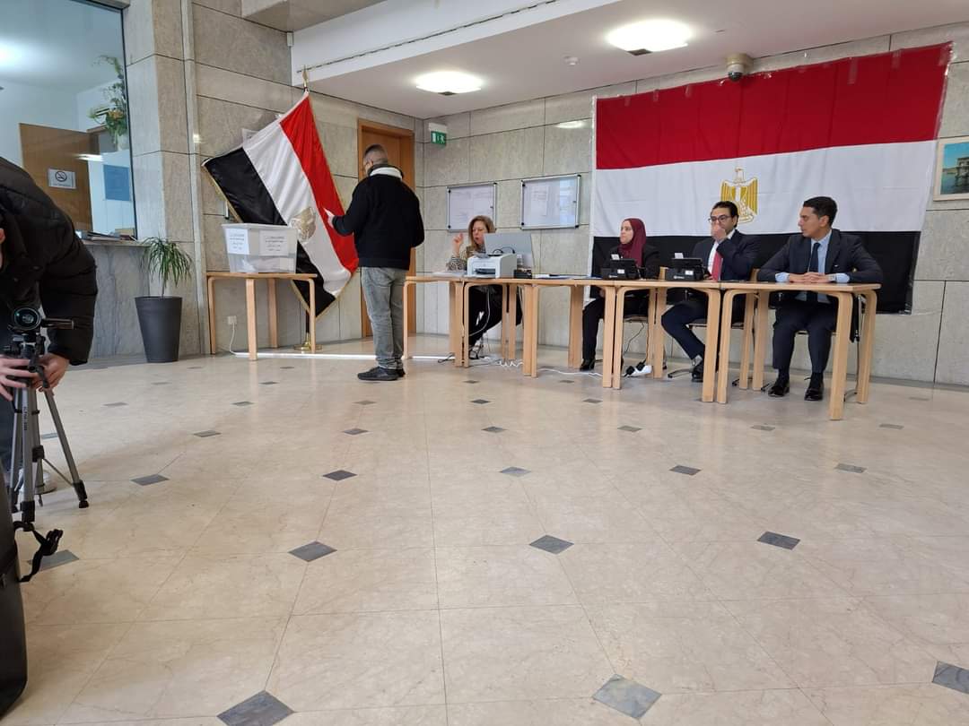 الناخبون يتوافدون على السفارة المصرية ببرلين للإدلاء بأصواتهم