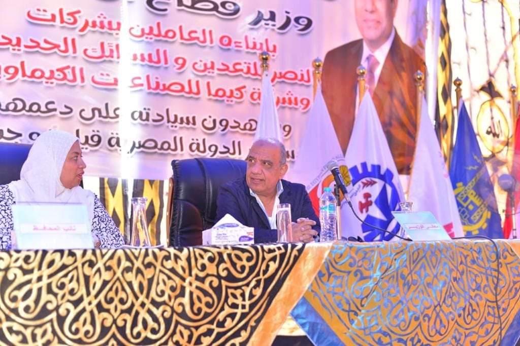 وزير قطاع الأعمال يلتقى 2000 من العاملين  بشركات كيما والنصر للتعدين والسبائك الحديدية