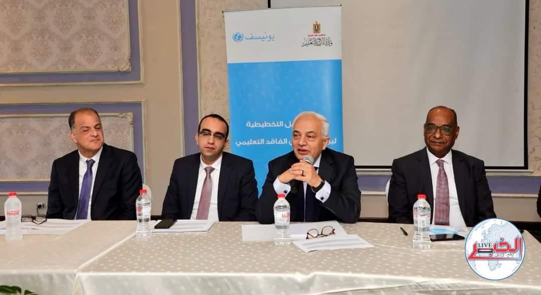 حجازى يشدد على أهمية متابعة المهارات الأساسية للقراءة والكتابة والحساب بالمدارس - الخبر لايف