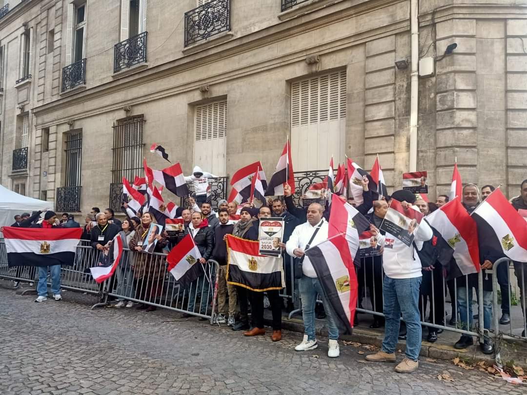 في أجواء وطنية وبالأعلام المصرية.. أهالينا بفرنسا يصطفون فى طوابير للتصويت بالانتخابات