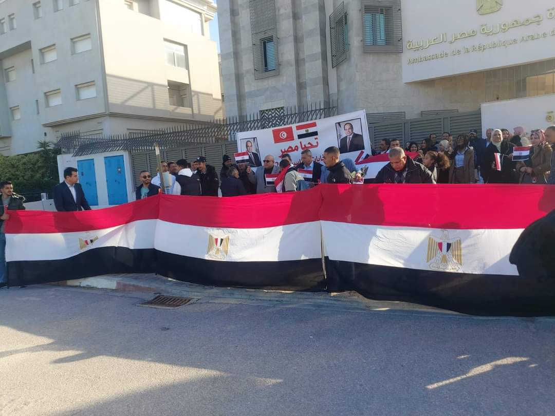 حضور كبير من المصريين على التصويت بتونس