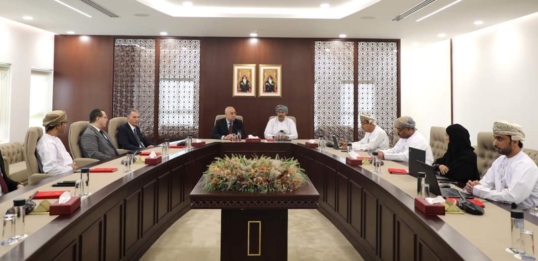 وزير الإسكان يبحث التعاون المشترك مع رئيس الهيئة العامة للمناطق الاقتصادية والحرة العمانى