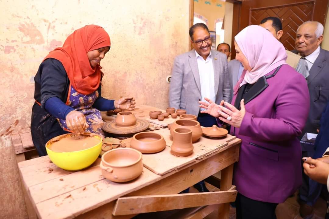 وزيرة التضامن تتفقد أروقة "البيت النوبى" للحرف اليدوية والتراثية بالأقصر