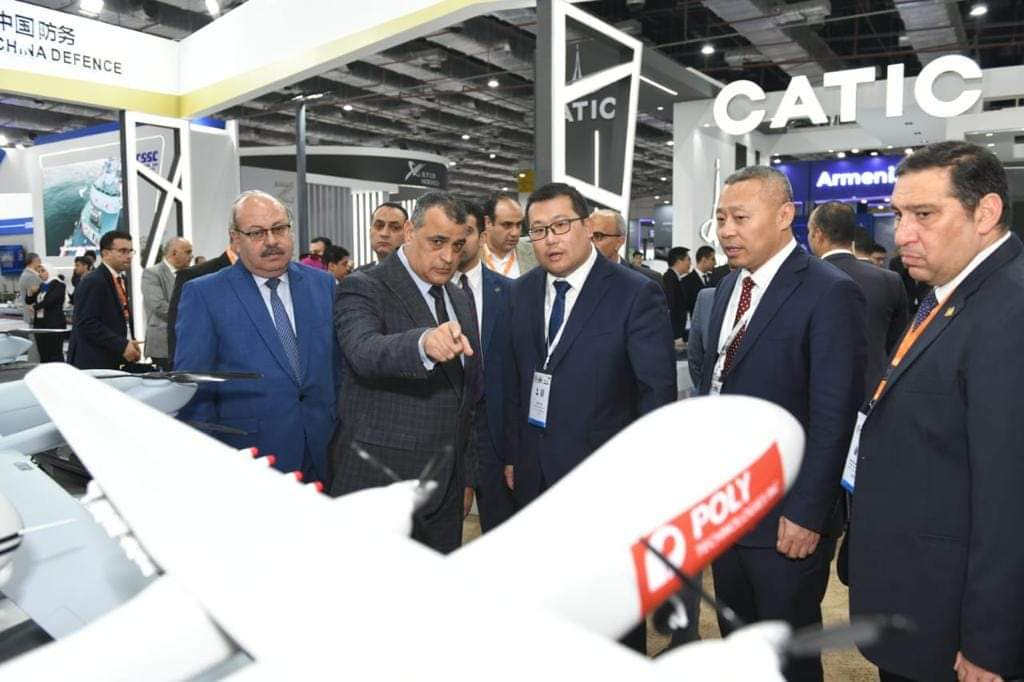 وزير الإنتاج الحربى يزور أجنحة الشركات الصينية بمعرض EDEX 2023