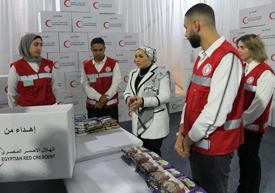 قرينة الرئيس تتفقد جهود الهلال الأحمر لدعم الأشقاء الفلسطينيين فى غزة