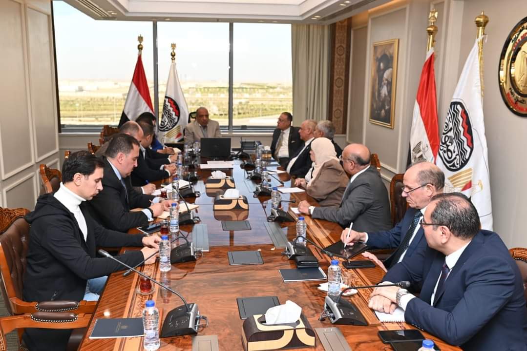 وزير قطاع الأعمال يجتمع مع رؤساء الشركات 