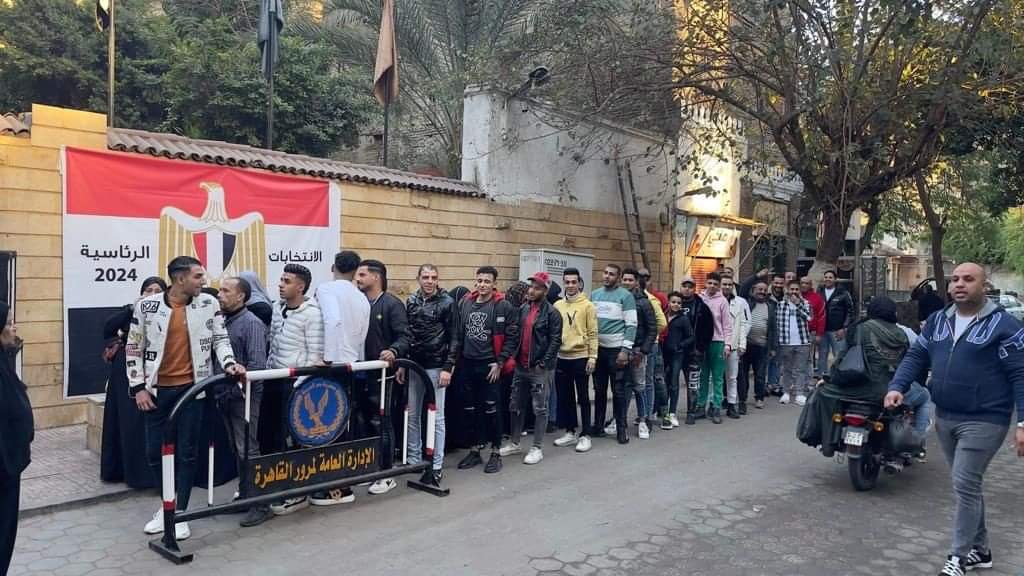 المواطنون بالمحافظات يحتشدون أمام اللجان للإدلاء بأصواتهم في الإنتخابات الرئاسية