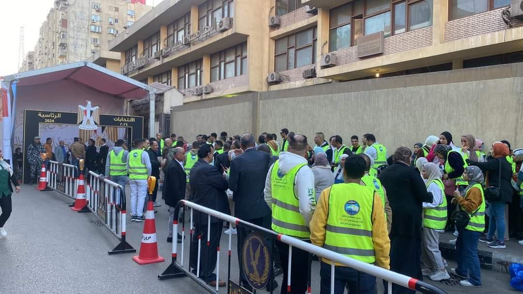 احتشاد المواطنين أمام اللجان الانتخابية بالقاهرة 