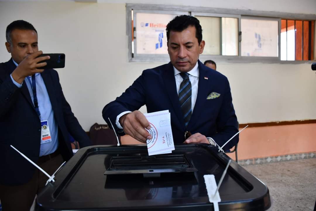 وزير الشباب والرياضة يدلى بصوته فى الإنتخابات الرئاسية
