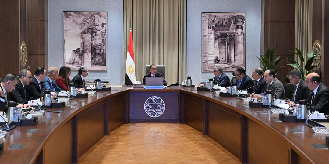 رئيس الوزراء يتابع موقف تخصيص أراضى مشروعات إنتاج الهيدروجين الأخضر