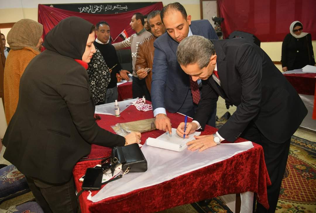 محافظ الغربية يدلى بصوته بمدرسة أم المؤمنين