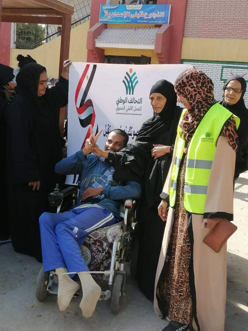 إقبال كبير من كبار السن بالأقصر