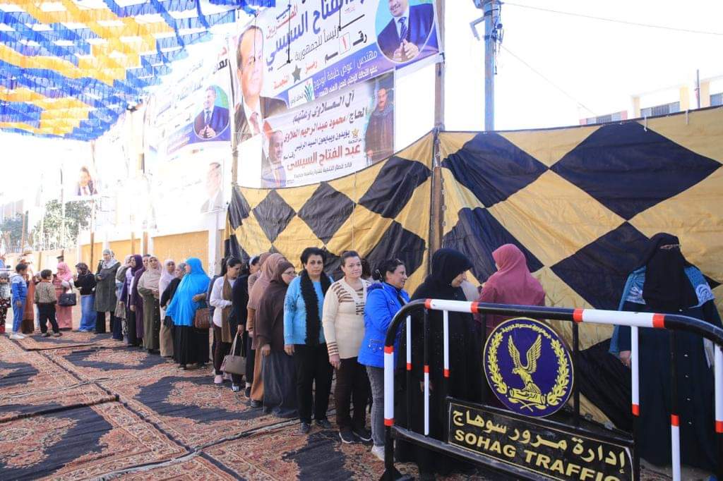 إقبال كبير من مواطنى سوهاج