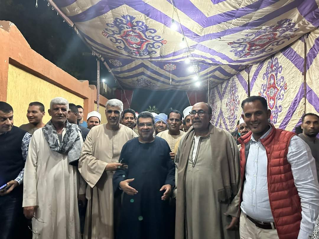 شقيق الإمام الأكبر وعائلته يدلون بأصواتهم غرب الأقصر
