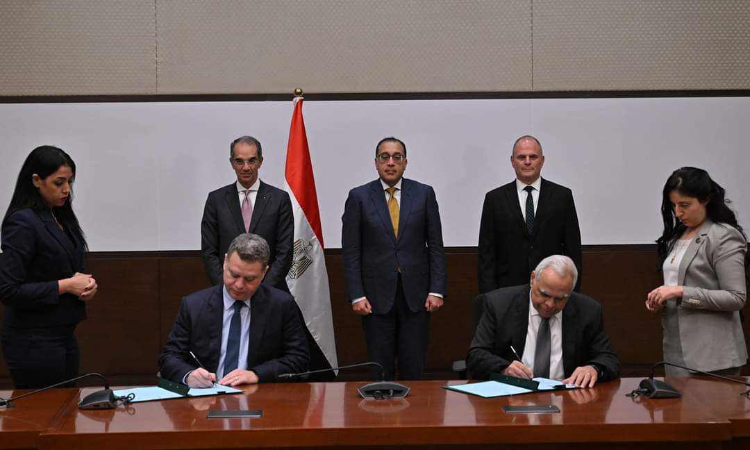 مدبولى يشيد بالمواهب المصرية في تطوير برمجيات الصناعات الرقمية