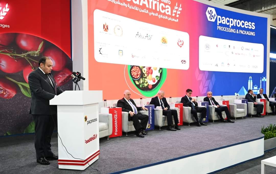 وزير التجارة والصناعة يستعرض فرص ومقومات قطاع الصناعات الغذائية بمصر