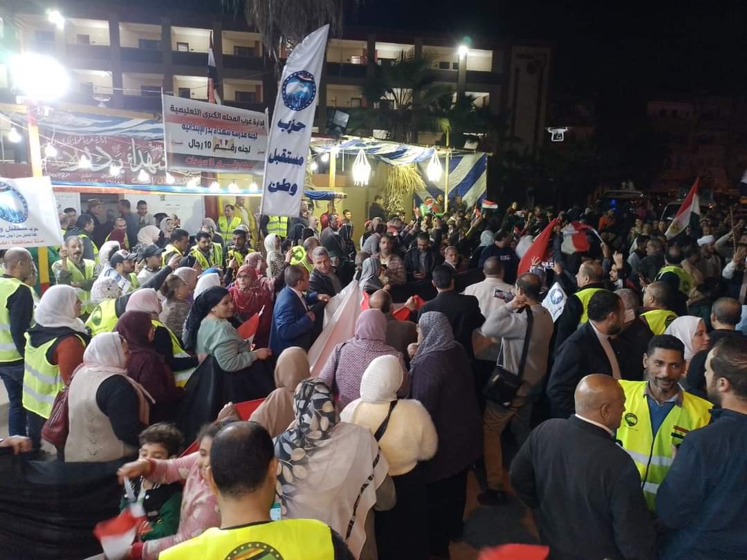 أجواء كرنفالية بشوارع وميادين الغربية