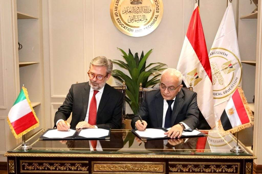 الإيطالية بالمدارس الحكومية لغة ثانية اختيارية بدءًا من الصف الأول الإعدادى العام القادم 