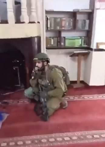 اقتحام كُنيس يهودي بتل أبيب ورفع الأذان فيه