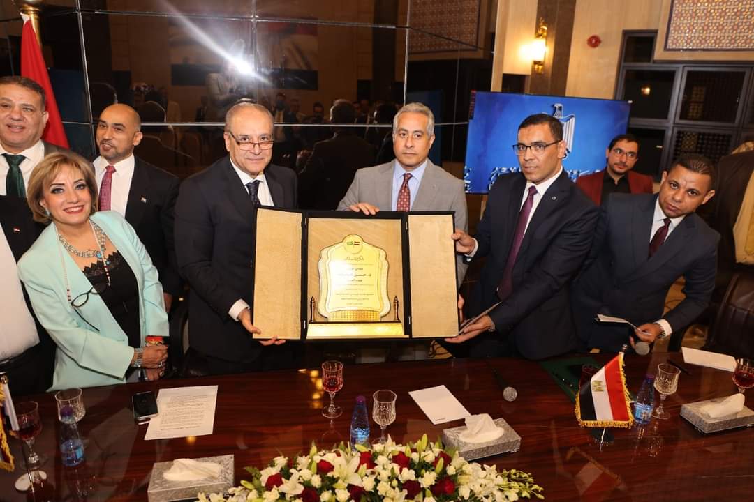 وزير العمل يلتقى أبناء الجالية المصرية فى الرياض.. ويشكرهم على المشاركة فى "الإنتخابات الرئاسية" 