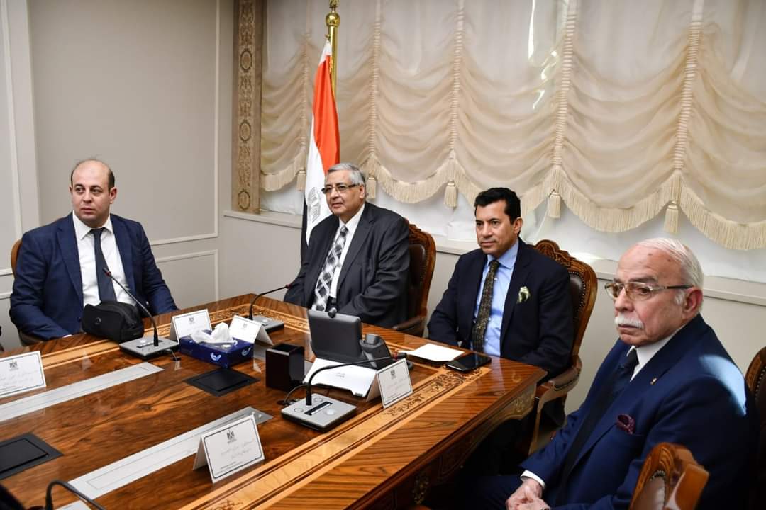 وزير الشباب ومستشار الرئيس لشئون الصحة والوقاية يشهدان الإجتماع الوزارى الخاص بمشروع الجينوم المصرى