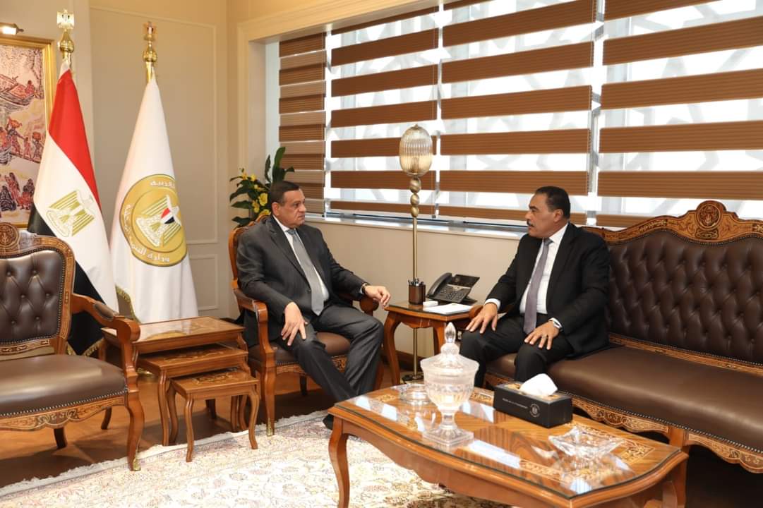 وزير التنمية المحلية يبحث مع محافظ مطروح مشروعات الخطة الإستثمارية 