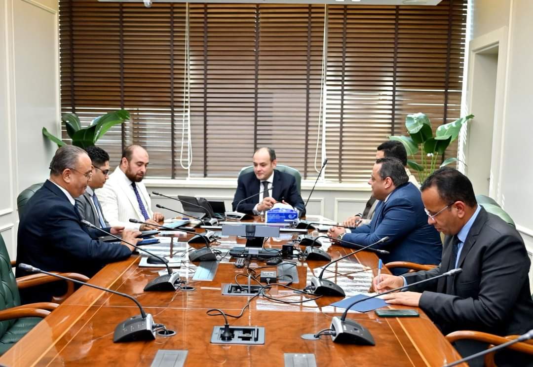 وزير التجارة والصناعة يلتقي مسؤولى مصنع "بيدو" لتصنيع المعامل التعليمية لكليات الهندسة والجامعات التكنولوجية