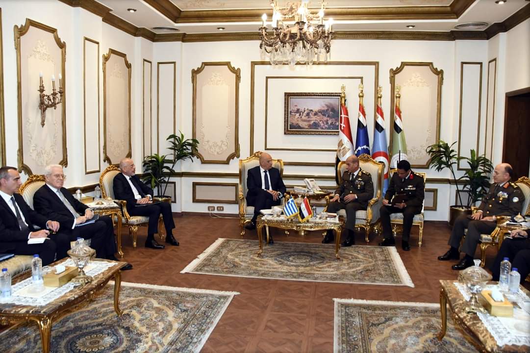 الفريق أول محمد زكى يلتقى وزير الدفاع الوطنى باليونان