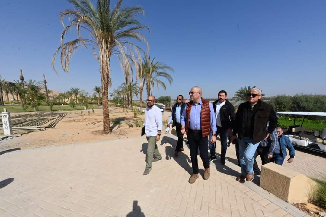 وزير الإسكان يستهل زيارته لأسوان الجديدة بتفقد مشروعات الشريط النهرى السياحى