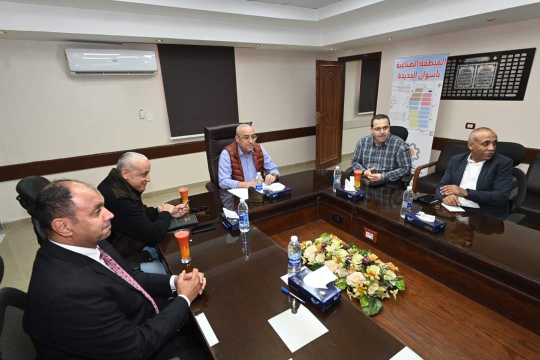وزير الإسكان يلتقى أعضاء جمعية مستثمري أسوان
