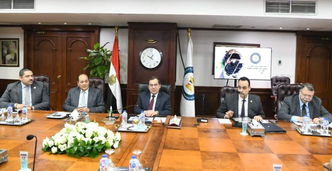 الملا يستعرض الموقف التنفيذى لمبادرة التوسع فى تحويل السيارات للعمل بالغاز الطبيعى