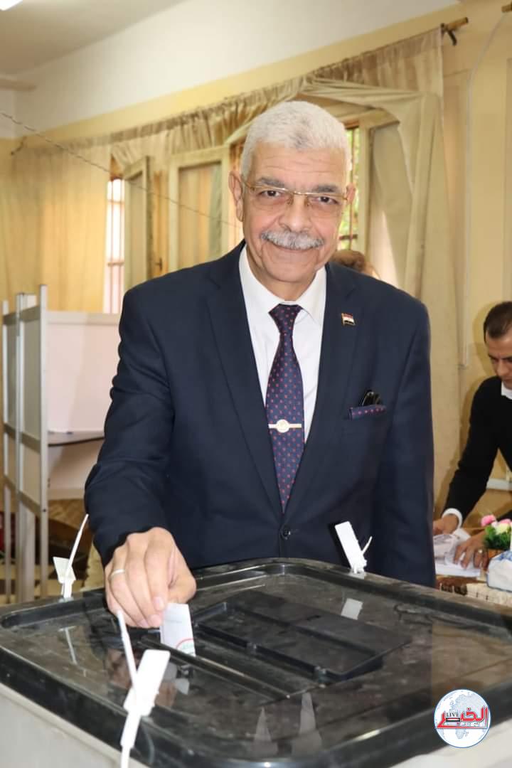 رئيس جامعة المنوفية يُدلي بصوته في مدرسة الوعى القومى بشبين الكوم