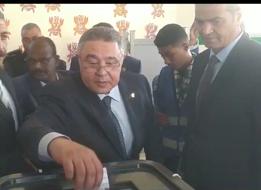محافظ البحر الأحمر يدلى بصوته..ويناشد المواطنين المشاركة