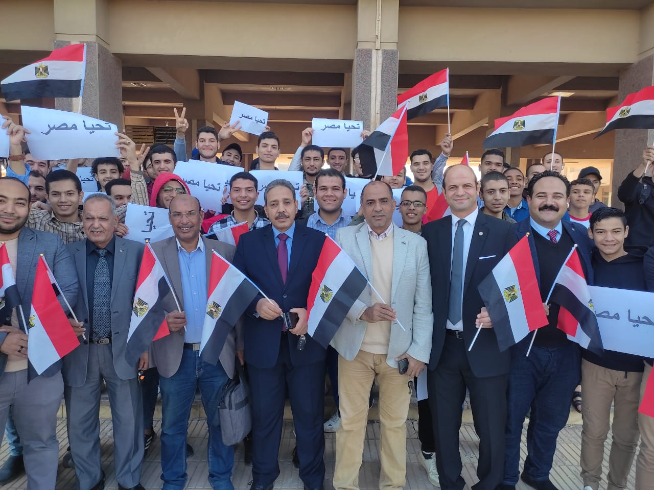 مسيرات حاشدة لجامعة الأزهر بأسيوط للمشاركة فى الانتخابات الرئاسية 
